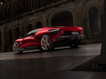 Alfa Romeo 33 Stradale zn&oacute;w na Monzy